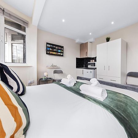 Serviced Ensuite Modern Studio - Sleeps 2 - Near Wembley Stadium - Good Transport Link To Central London - Harrow Ha3 Hatch End Exteriér fotografie